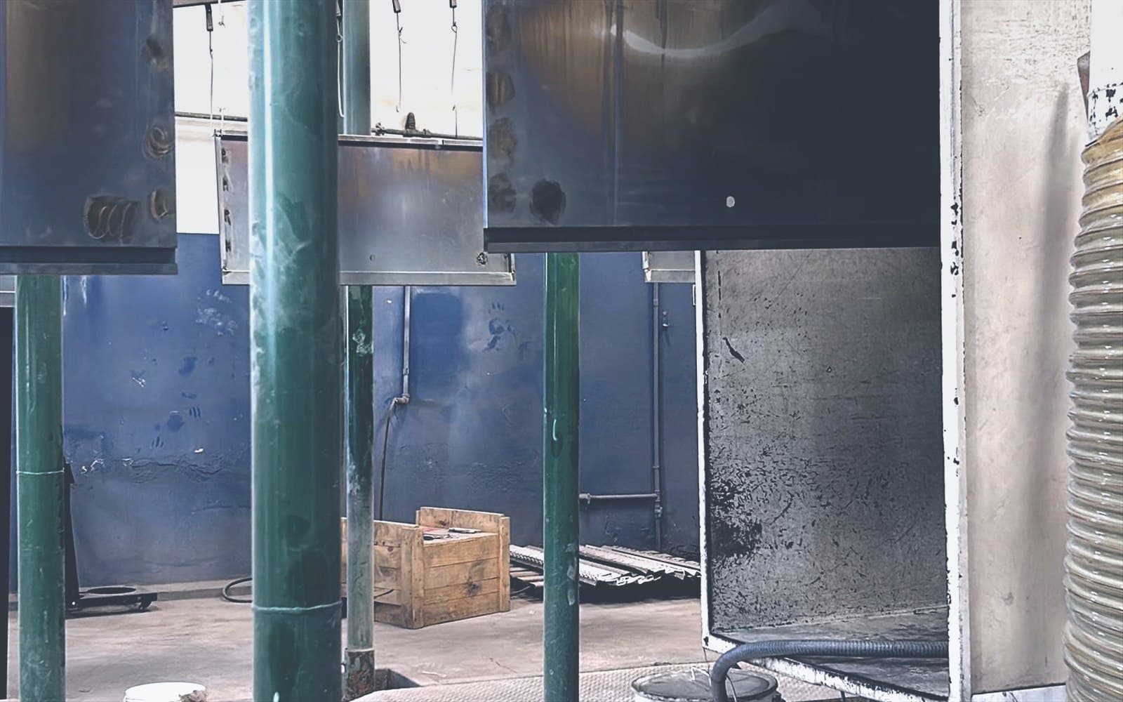 Peças metálicas em linha de pintura industrial